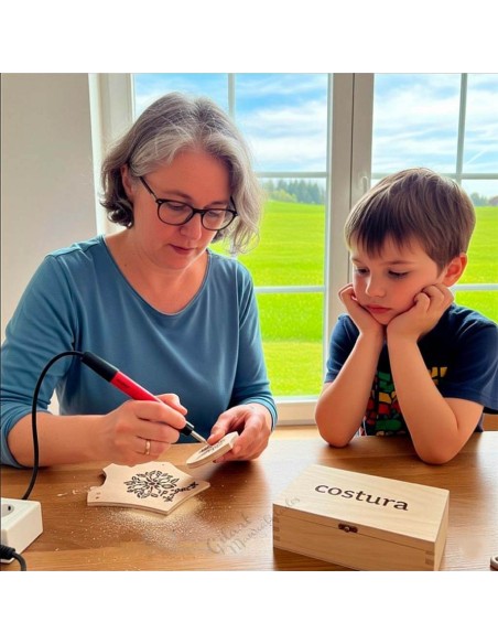 Sesión de taller creativo utilizando el pirograbador Pebaro para grabar en madera.
