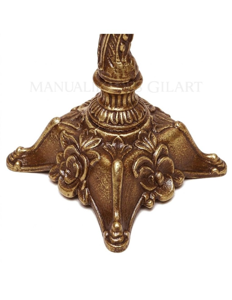 Detalle de la base ornamental cuadrada con acabado bronce envejecido.