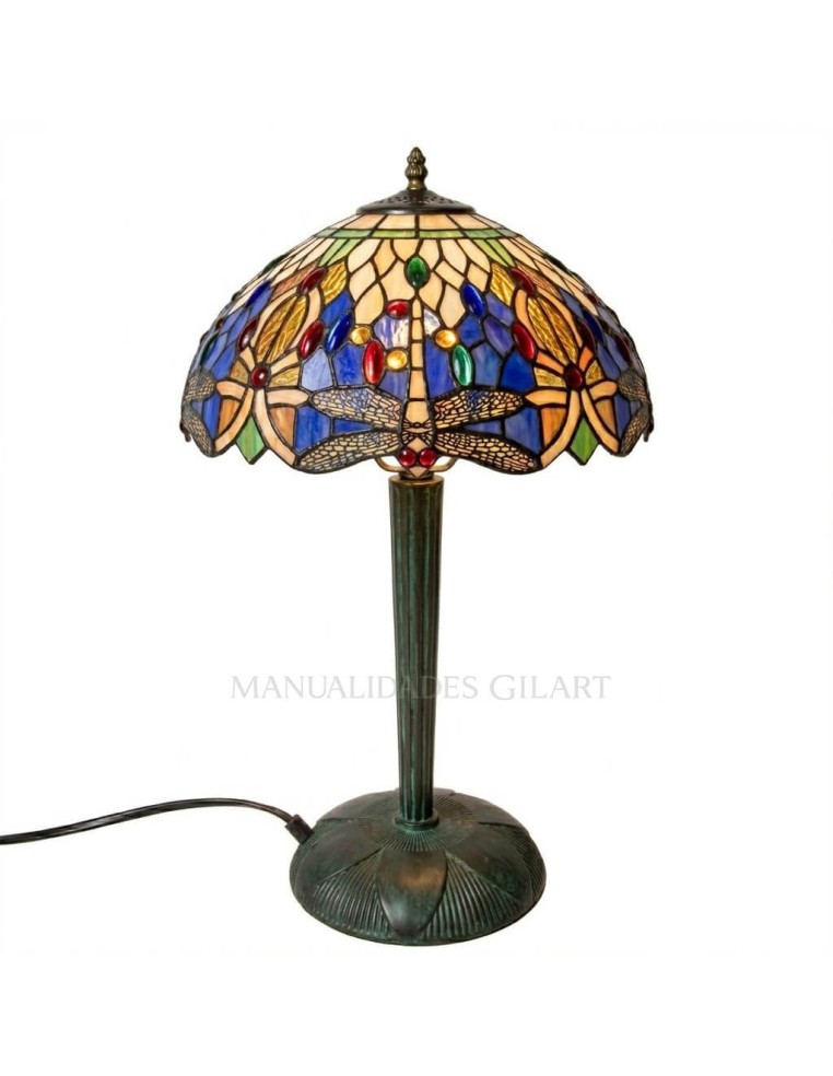 Muestra de montaje del pie cónico con pantalla artesanal estilo Tiffany.