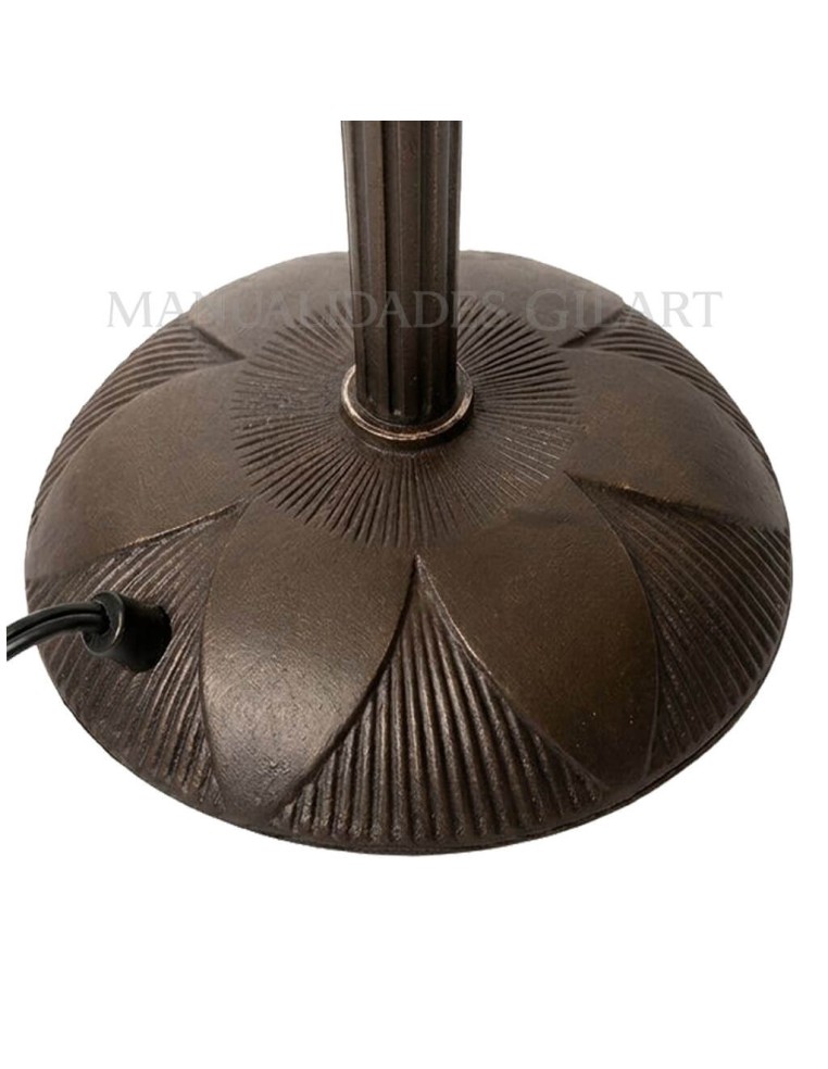 Detalle base labrada pie de lámpara zamak Tiffany oscuro con diseño floral en relieve.