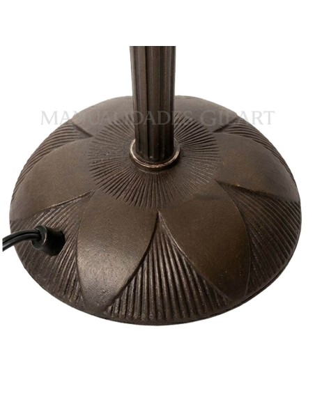 Detalle base labrada pie de lámpara zamak Tiffany oscuro con diseño floral en relieve.