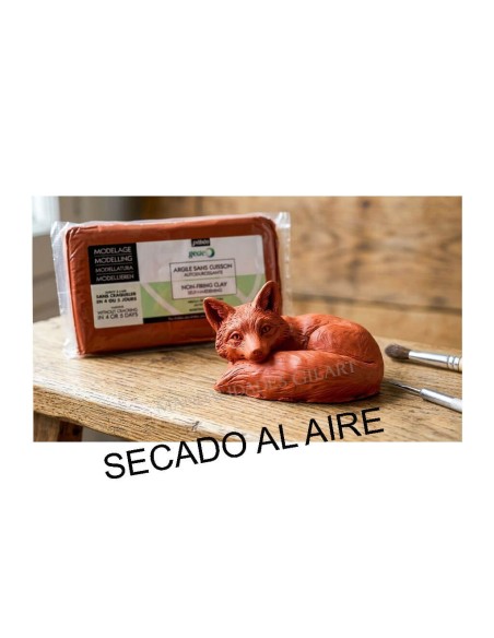 Figura de zorro modelada con arcilla roja autoendurecible de secado al aire en 4-5 días.