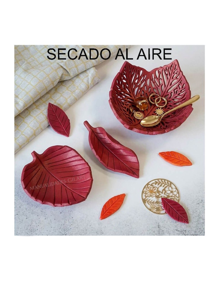 Bandejas decorativas con forma de hoja pintadas tras el secado de la arcilla roja.