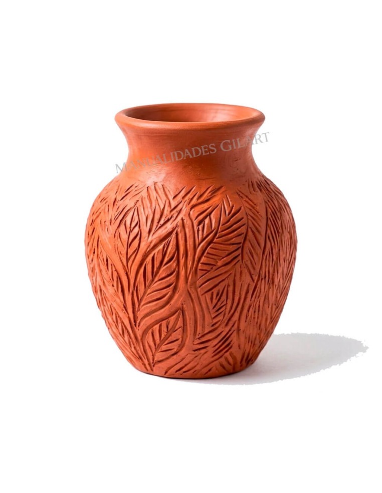 Jarrón de barro rojo con textura grabada creado con arcilla autoendurecible Pébéo.