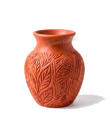 Jarrón de barro rojo con textura grabada creado con arcilla autoendurecible Pébéo.