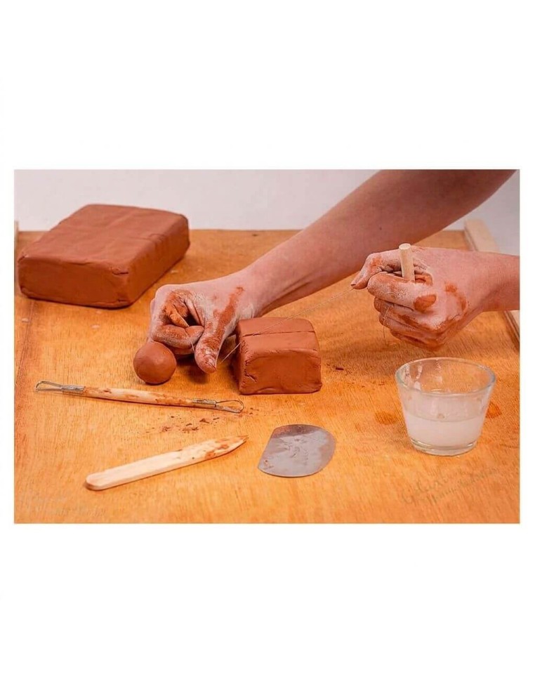 Proceso de corte y modelado a mano de la arcilla roja Pebeo con herramientas de estilete.