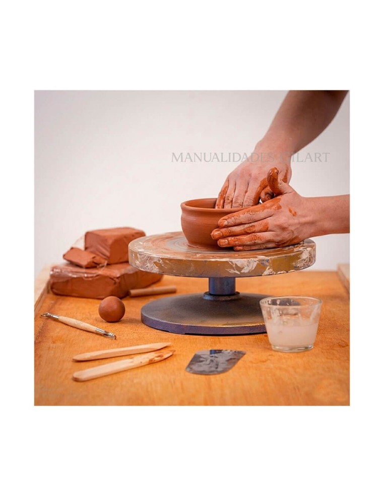 Uso profesional de la arcilla roja Gédéo en torno de alfarero para crear cuencos.