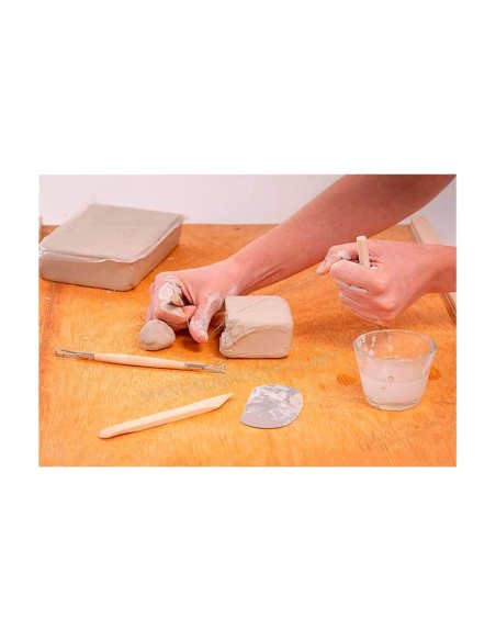 Corte preciso de bloque de arcilla blanca natural Pébéo con hilo para trabajos de modelado.