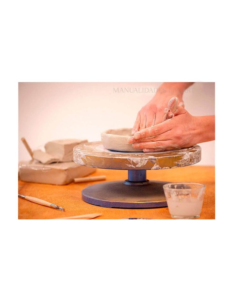 Modelado manual de pieza circular en torno de alfarero usando arcilla blanca Pébéo.