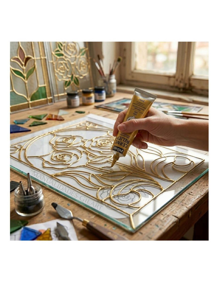 Acabado detallado en un vitral de flores con relieve dorado para realzar los colores.