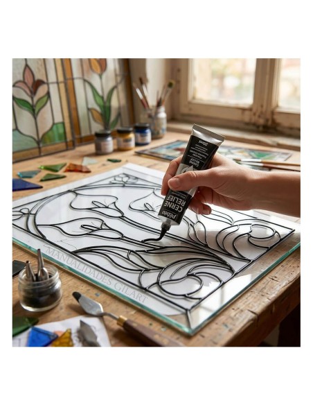 Perfilado de un diseño floral en vidrio con el relieve negro Cerne Relief.