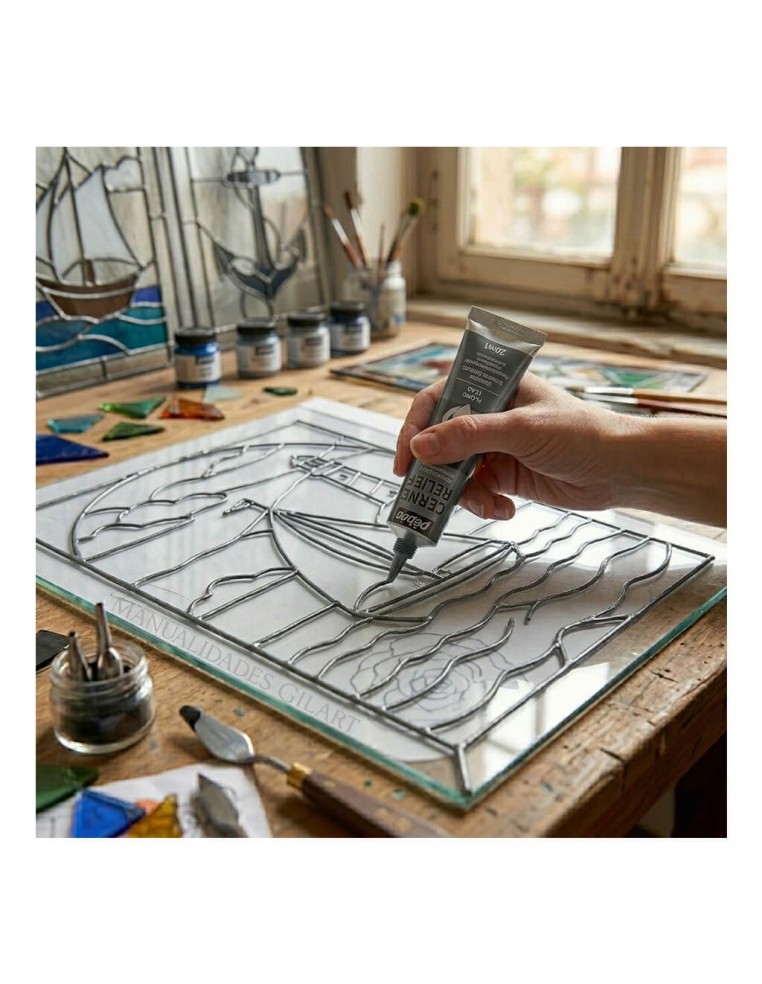 Aplicación detallada de contorno de relieve plata sobre cristal para imitar vitrales.