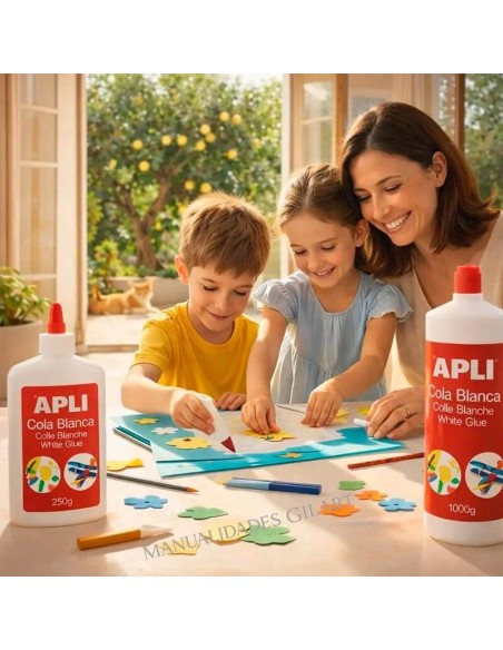 Familia realizando manualidades con cola blanca Apli, un adhesivo seguro, no tóxico y apto para uso infantil.