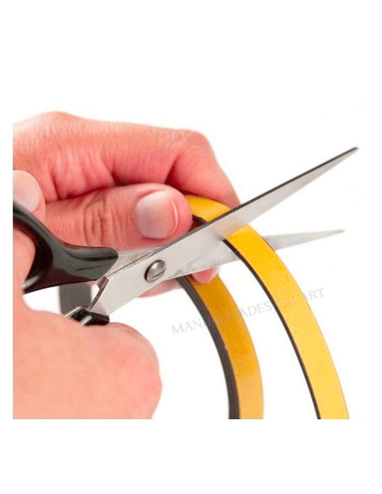 Detalle del corte con tijeras de la cinta adhesiva magnética flexible de Apli.