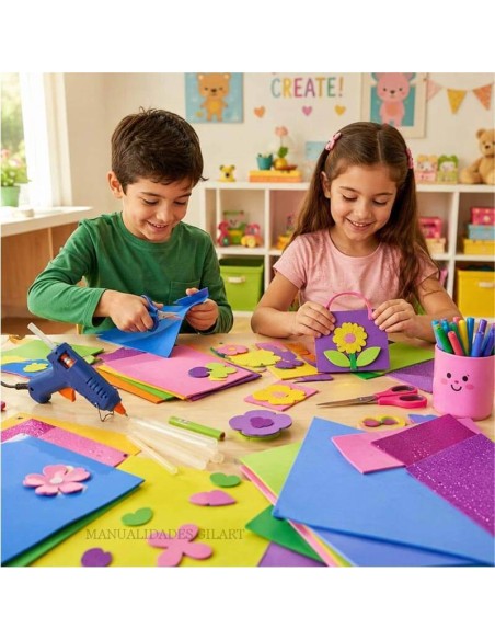 Niños creando disfraces y detalles navideños con Goma EVA roja de lentejuelas