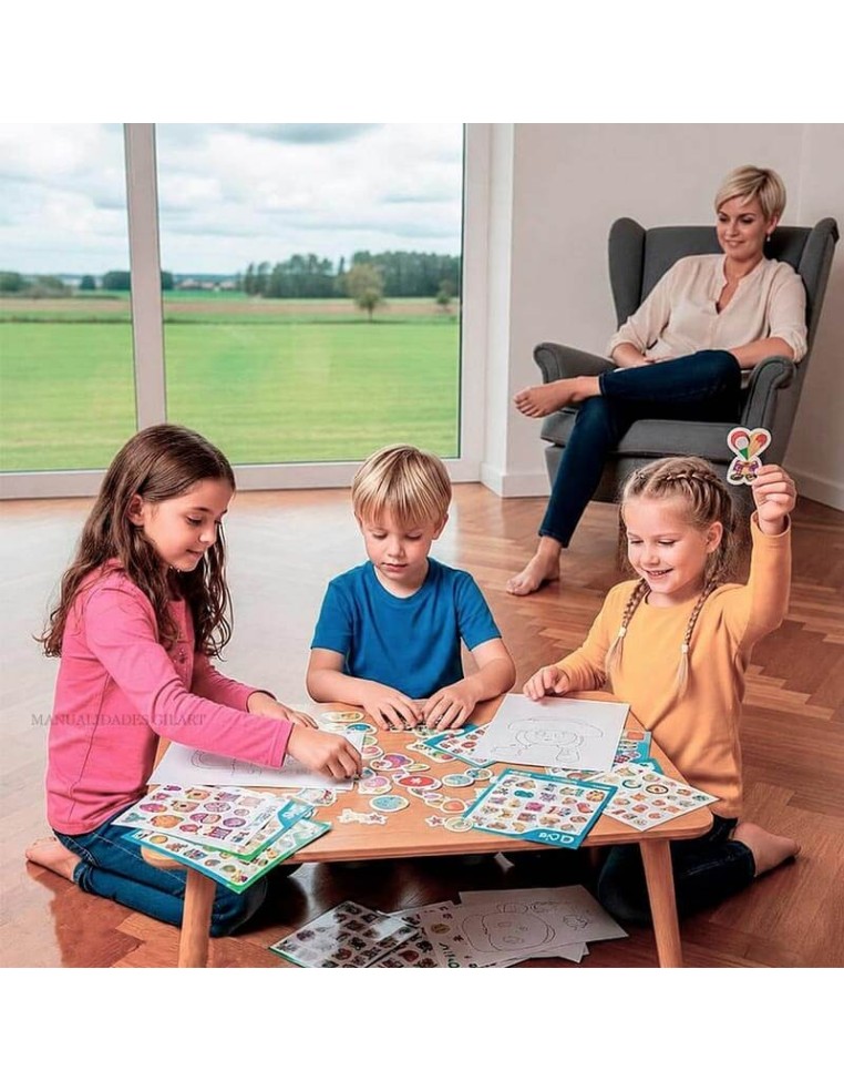 Niños sentados a la mesa jugando con hojas de gomets infantiles educativos Apli.