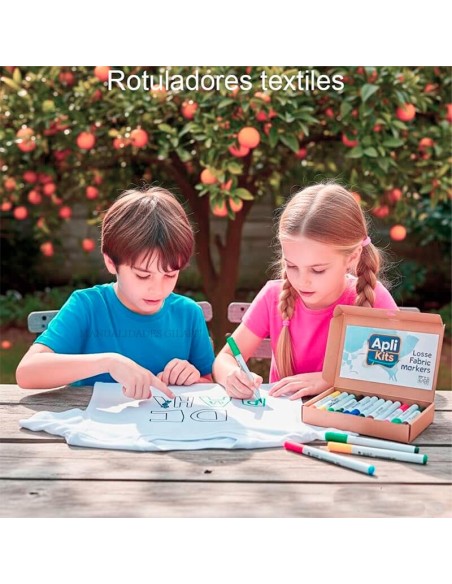 Niños pintando una camiseta blanca con los rotuladores textiles Apli Kids de 10 colores
