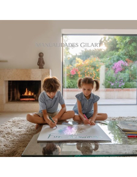 Niños utilizando los rotuladores Glitter Apli Kids en un dibujo creativo con purpurina.