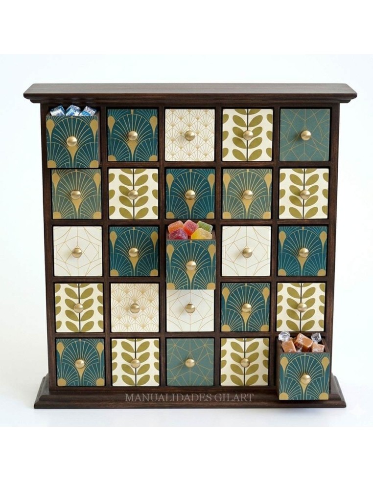 Calendario de adviento de 25 cajones decorado con papeles de scrapbooking y pomos dorados.