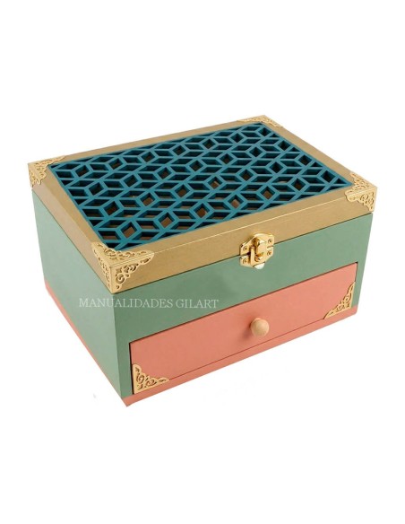 Joyero de madera decorado en verde y coral con tapa calada azul y esquineras metálicas doradas.