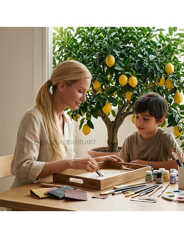 Taller creativo de manualidades decorando soportes de madera natural con pintura y pinceles