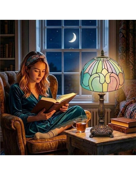 Lectura relajante en una cálida noche acompañadas por la suave luz de una lámpara Tiffany de metacrilato de 25 cm ornamento.