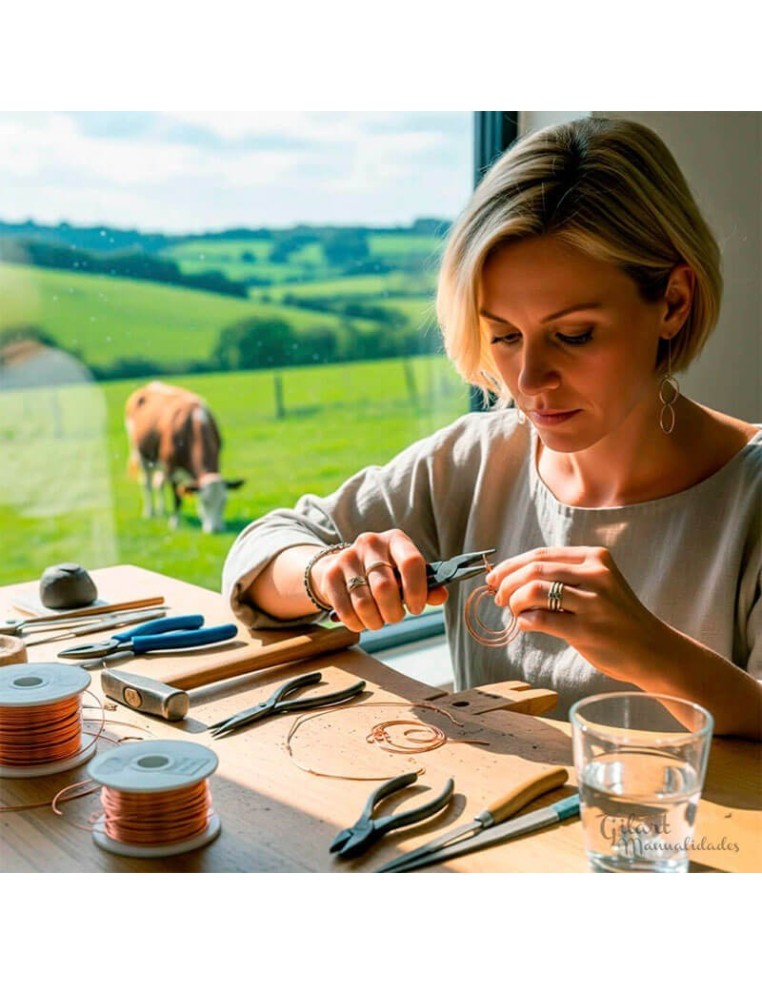 Mujer moldeando alambre de latón 0,6 mm para crear joyas artesanales