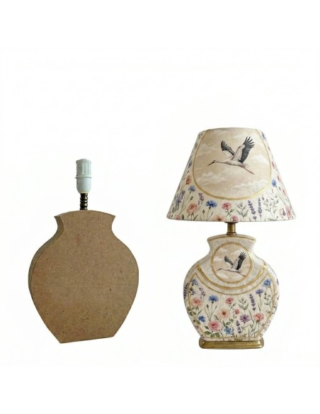 Lámpara de mesa floral con grulla en vuelo, flores silvestres y detalles en dorado.