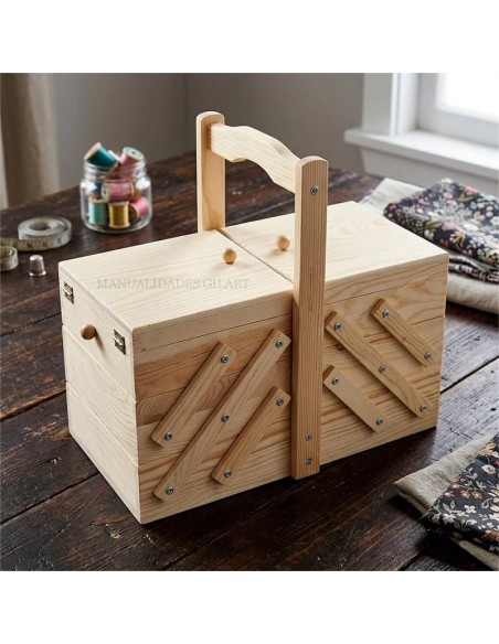 Organizador de costura de madera natural cerrado en un taller estilo vintage.