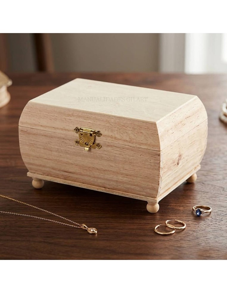 Alhajero de madera en crudo cerrado con joyas sobre una mesa de taller.
