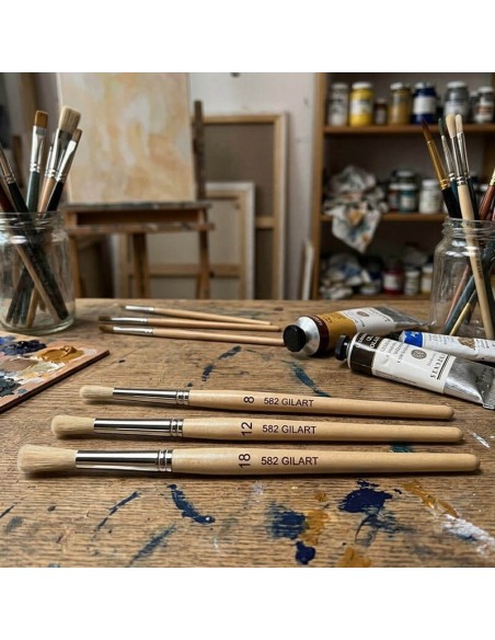 Detalle de pinceles cerda natural Gilart en entorno de bellas artes con pintura al óleo.