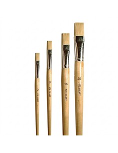 Kit 4 pinceles planos Gilart 579 cerda natural mango largo sobre fondo blanco para óleo y acrílico