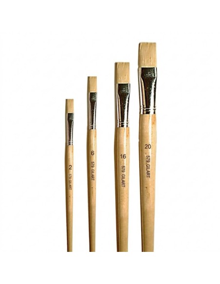 Kit 4 pinceles planos Gilart 579 cerda natural mango largo sobre fondo blanco para óleo y acrílico