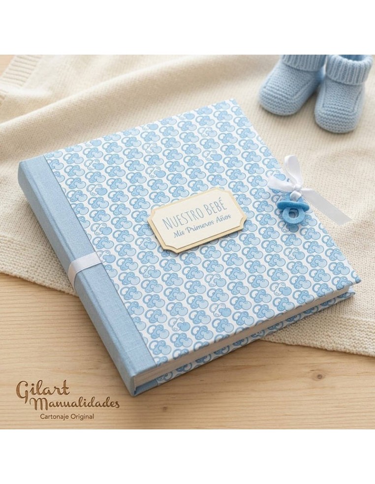 Álbum de bebé de cartonaje forrado con papel Chupetes Azules For You