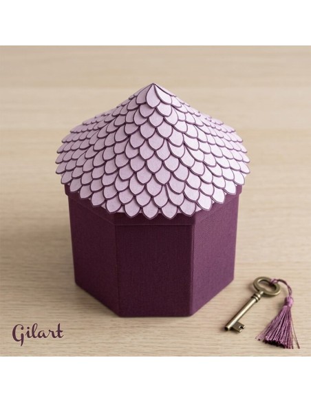 Cajita de cartonaje con forma de torre y tejado decorado con papel Casita de Muñecas For You