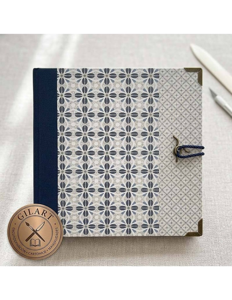 Álbum de encuadernación artesanal y cartonaje forrado con papel azulejos dúo azules For You