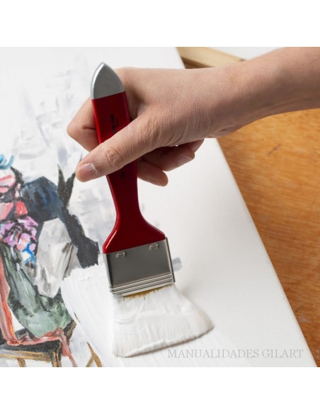 Artista aplicando gesso blanco Pebeo Studio sobre una estructura de madera en su taller