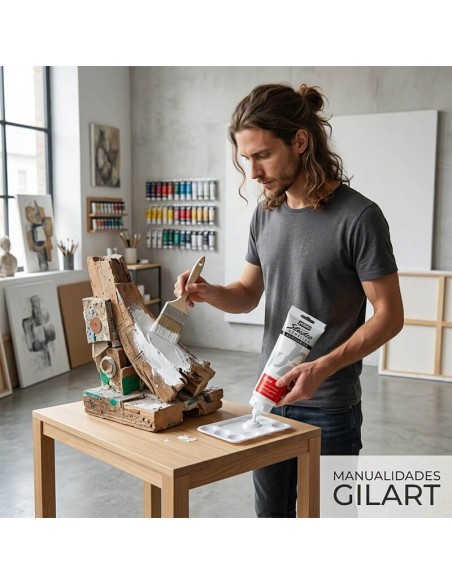 Artista aplicando gesso blanco Pebeo Studio sobre una estructura de madera en su taller