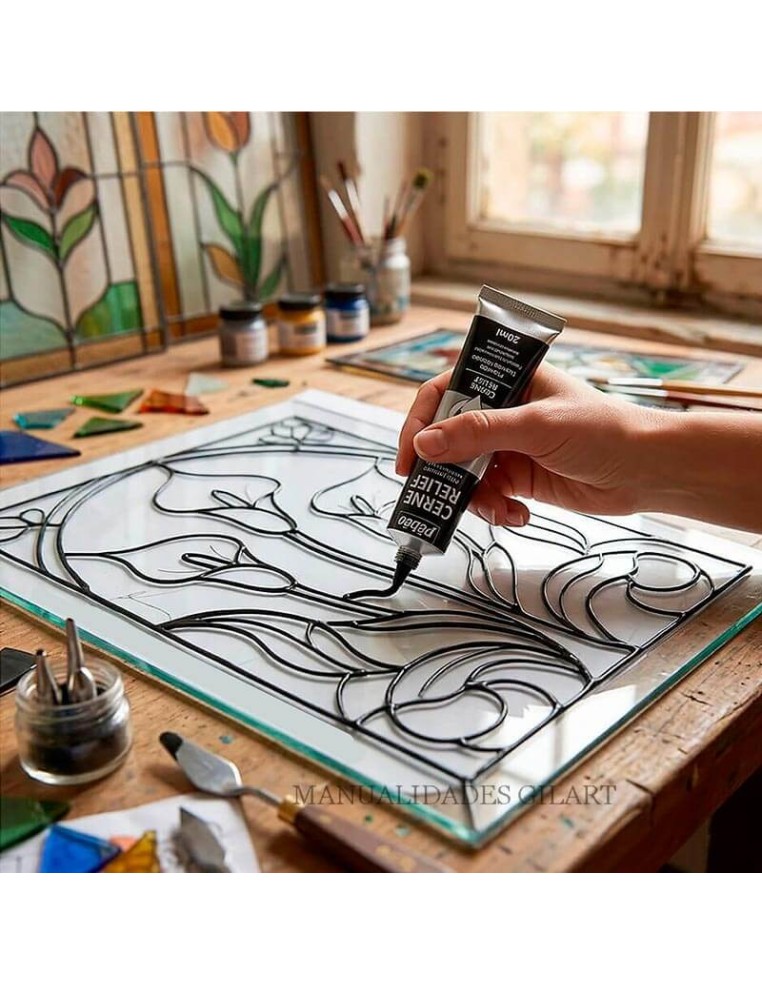 Aplicación del plomo líquido Cerne Relief Pebeo negro sobre cristal