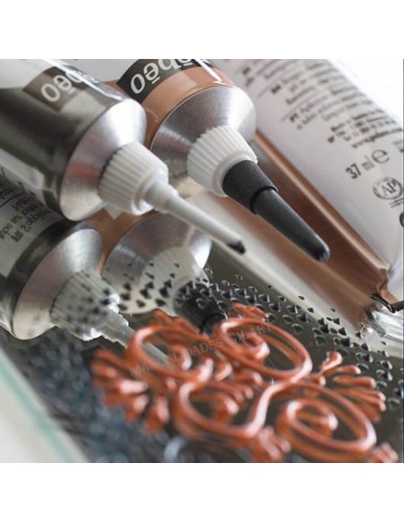 Detalle del trazado en relieve y cánula del perfilador Pebeo Cerne Relief cobre 20 ml