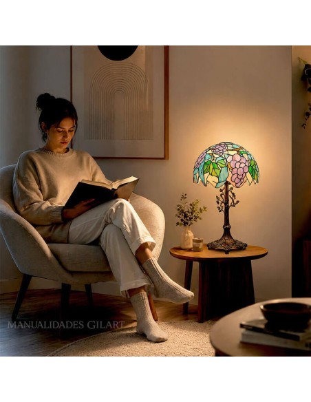 Ambiente acogedor con lámpara Tiffany encendida - Lectura nocturna con luz cálida