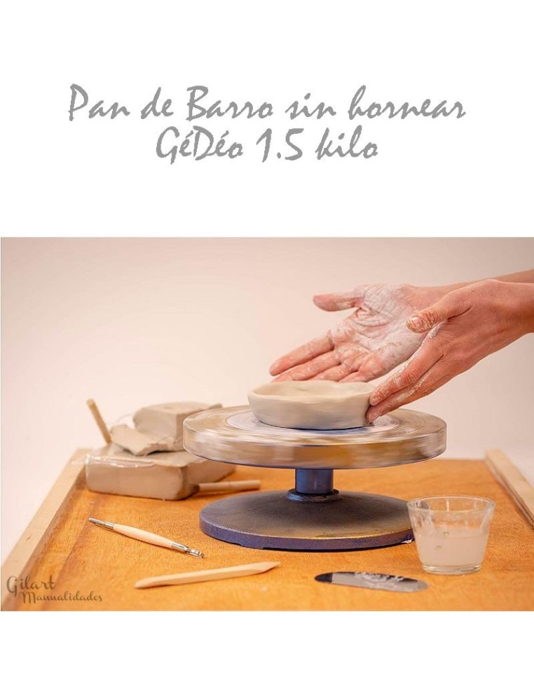 Torno de alfarero en acción, creando piezas únicas con arcilla.
