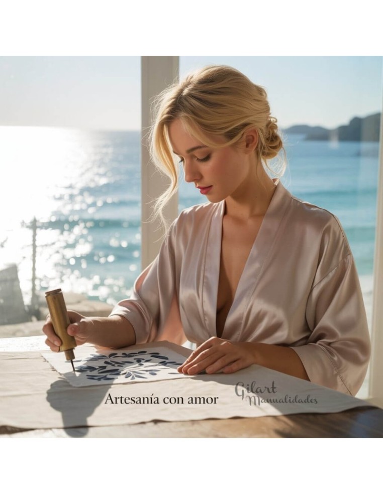 Aplicación de stencil en tela: manos creativas en plena acción