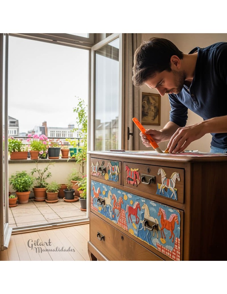 Hombre decorando una cómoda con la técnica del decoupage.