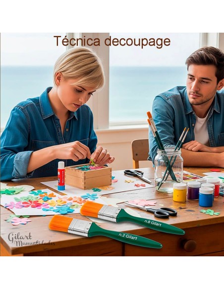 Mujer realizando técnica de decoupage en madera con papel de arroz y cola Mujer realizando técnica de decoupage en madera con papel de arroz y cola