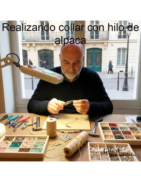 Creando belleza con la delicadeza del hilo de alpaca de 0,3 mm. Cada nudo, una obra de arte. Creando belleza con la delicadeza del hilo de alpaca de 0,3 mm. Cada nudo, una obra de arte.