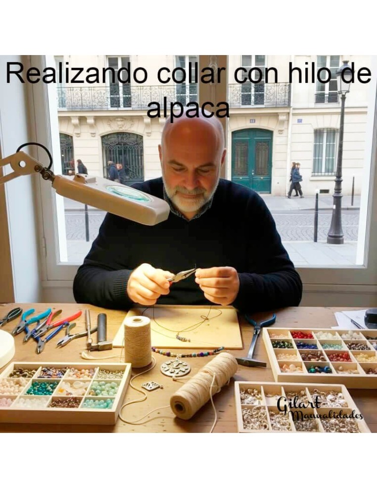 Con la resistencia y presencia del hilo de alpaca de 0,6 mm, este collar es una declaración de estilo y tradición.