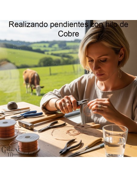 Pendientes de cobre de 0,6 mm en proceso de creación por mujer artesana.