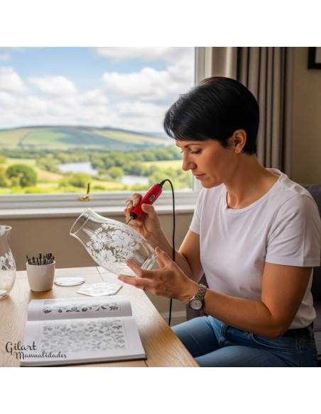 Mujer realizado un grabado sobre jarrón de cristal con grabador a pilas Pebaro