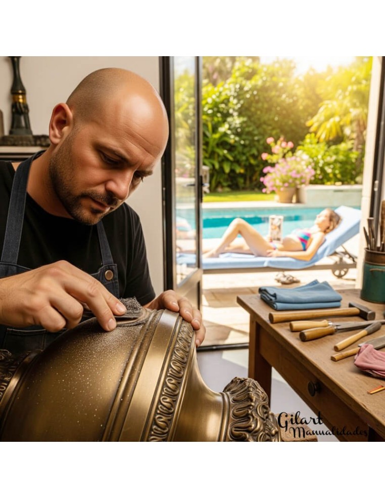 Hombre restaurando lámpara con Lana de Acero Fino N.º 000. Ideal para pulir metales.